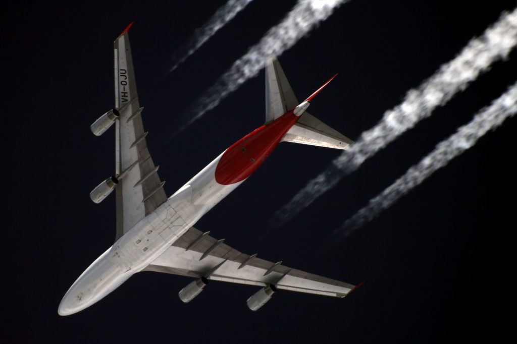 Contrails of a Boeing 747-438 from Qantas at 11,000 m (36,000 ft), by Sergey Kustov